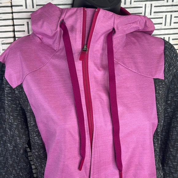 The north face jacket, hooded, and wind resistant - Picture 4 of 16